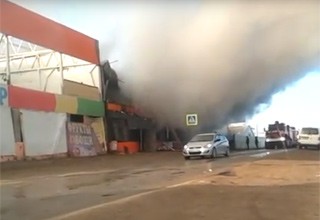Полностью сгорел крупный торговый центр в Ростовской области [Видео]