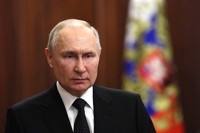 Путин разрешил задерживать на 30 суток при военном положении