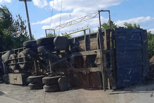 В Шахтах перевернулся большегруз, перевозивший металлолом до РЭМЗа (Ломпрома)