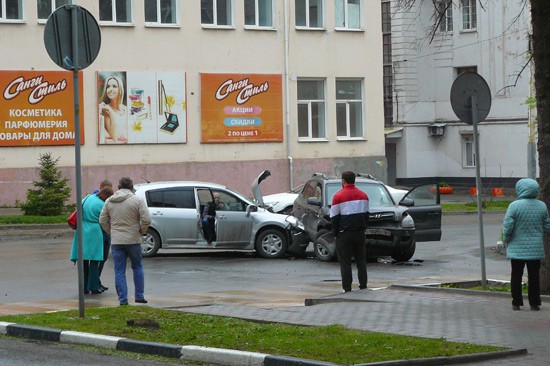 ДТП в центре г. Шахты — столкнулись Nissan и Hyundai [Фото]