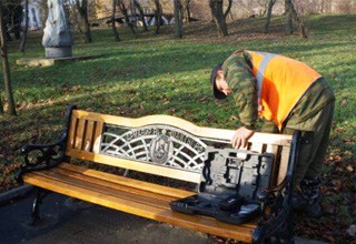 В г. Шахты починили 4 лавочки, разгромленных вандалами в Александровском парке [Фото]