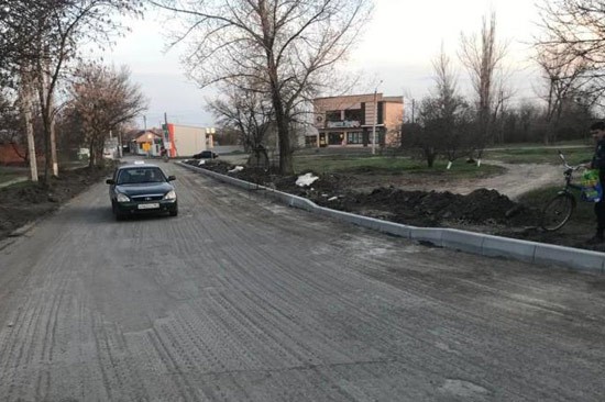 В г. Шахты продолжают ремонт дорог — на ул. Пирогова устанавливают бордюрный камень