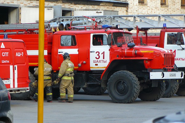 В Шахтах сгорело очередное бесхозное строение — теперь на Майском