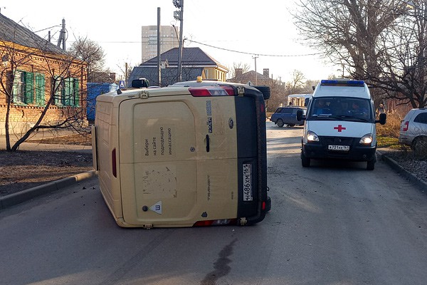 Опрокинулась инкассаторская машина после столкновения с ВАЗом в Ростове