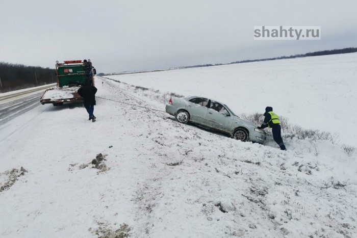 Инспекторы ДПС помогли водителю, вылетевшему на иномарке в кювет на заснеженной трассе