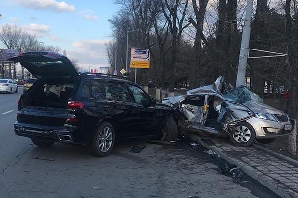 Столкнулись BMW Х7 и Kia Rio: погибла женщина в Ростове
