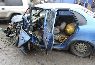 Погиб молодой таксист в г. Шахты, врезавшись на «встречке» в тонар [Фото]