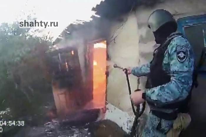 Полицейские из г. Шахты потушили пожар и вынесли из дома 12 баллонов с газом: видео