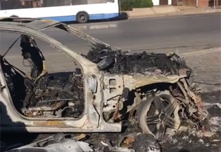 Сгорел Mercedes, врезавшись в подземный переход в Ростове [Фото + видео]