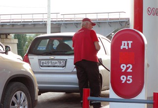 Бензин подорожал на 4 рубля в г. Шахты — литр Аи95 стоит 46,8 руб.