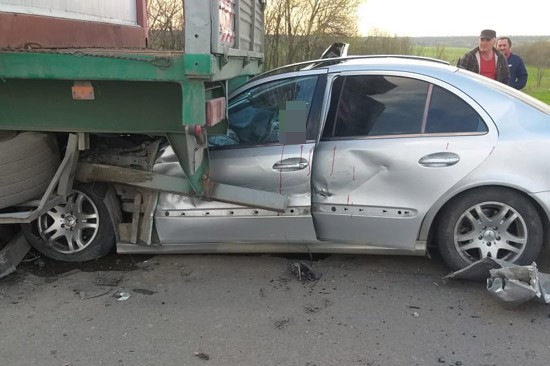 Погибли двое пассажиров — Mercedes врезался в МАЗ на обочине на трассе М-4