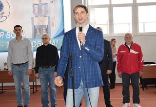 Олимпийский чемпион Андрей Сильнов из г. Шахты вручил призы на Всероссийских соревнованиях по прыжкам
