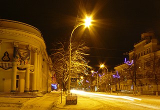 Припаркованные машины мешают уборке улиц г. Шахты от снега