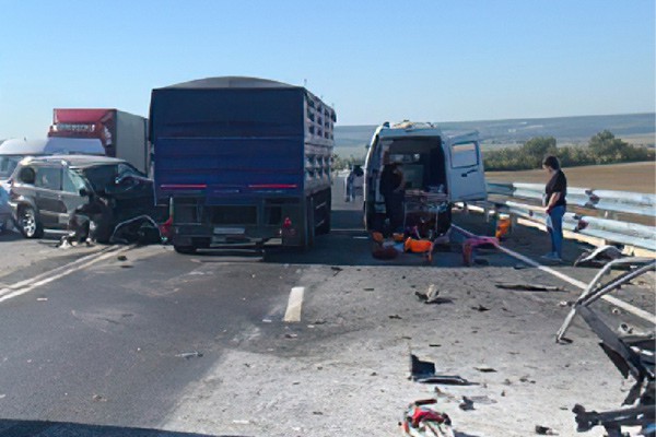 Hyundai Accent врезался в Land Cruiser Prado на 1029 км М-4: погибли двое