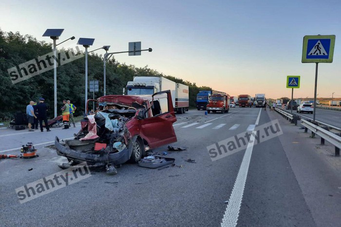 Под Шахтами погибла пассажирка, пострадали 4 несовершеннолетних и водитель