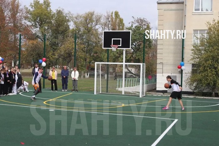 В Шахтах в школе № 21 сделали спортивную площадку за 4,45 млн рублей