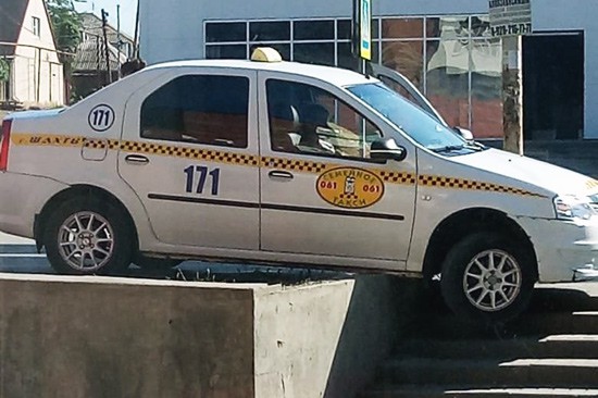 В г. Шахты таксистка устроила курьезное ДТП: машина повисла на парапете