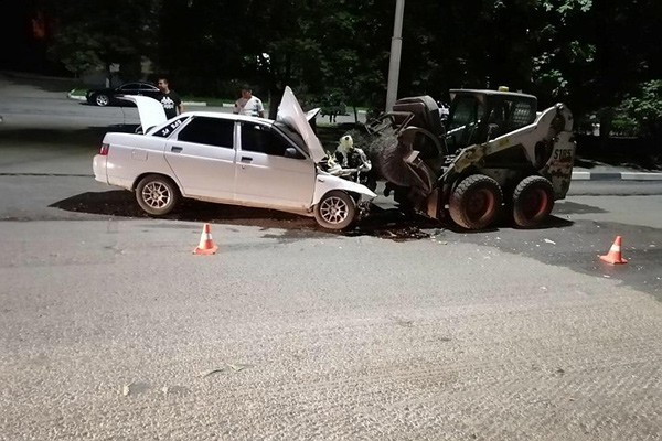 Легковушка влетела в погрузчик BOBCAT, проводивший дорожные работы в Новочеркасске