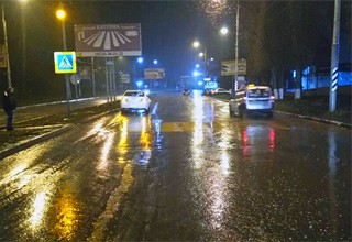 Mazda 6 сбила 35-летнюю девушку на улице Маяковского в г. Шахты [Фото]