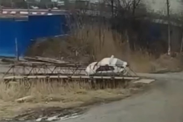 Такси упало в кювет с мостика в Батайске [Видео]