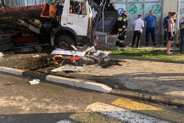 Грузовик протаранил торговый центр в Белой Калитве — водитель погиб [Видео]