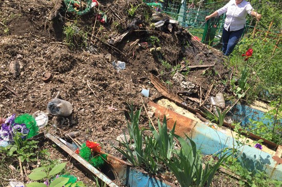 Шахты — суровый город: 5 могил завалили мусором