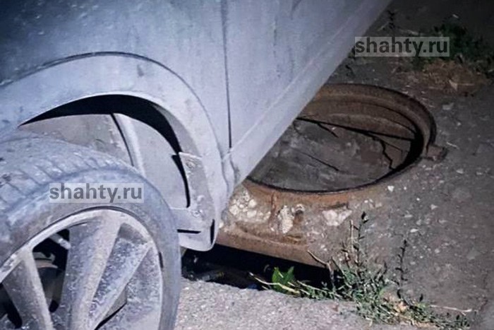 В Шахтах водитель пробил колесо, наехав на открытый люк