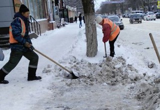 В г. Шахты продолжают расчищать от снега дороги — работает 17 единиц техники