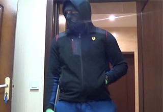 Разбойники-таксисты в масках напали на охранника офиса и вскрывали сейф с 3 млн рублей