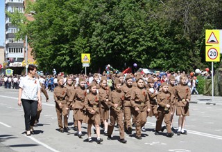 В параде в г. Шахты участвовали кадеты, нацгвардия, казаки, юнармейцы и воины-интернационалисты