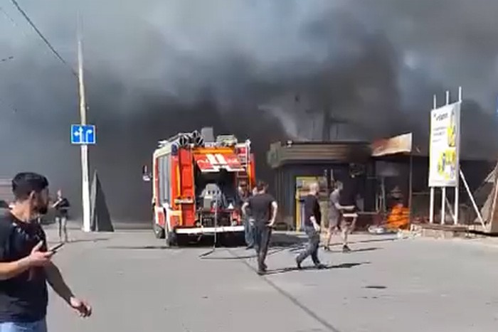 Падение БПЛА привело к пожару в промзоне Таганрога