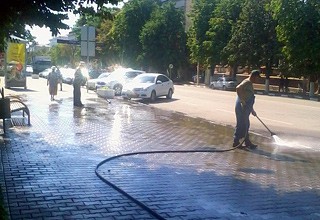 Площадь Ленина в г. Шахты драили швабрами, помыв  водой из шланга [Фото]