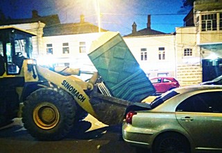 Ковш с биотуалетом уронили на Toyota Avensis в Ростове