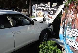 Девушка на Nissan Juke врезалась в Opel Astra и протаранила забор в г. Шахты [Фото]