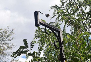 Вандалы разбили фонарь и сломали лавочку в Александровском парке г. Шахты