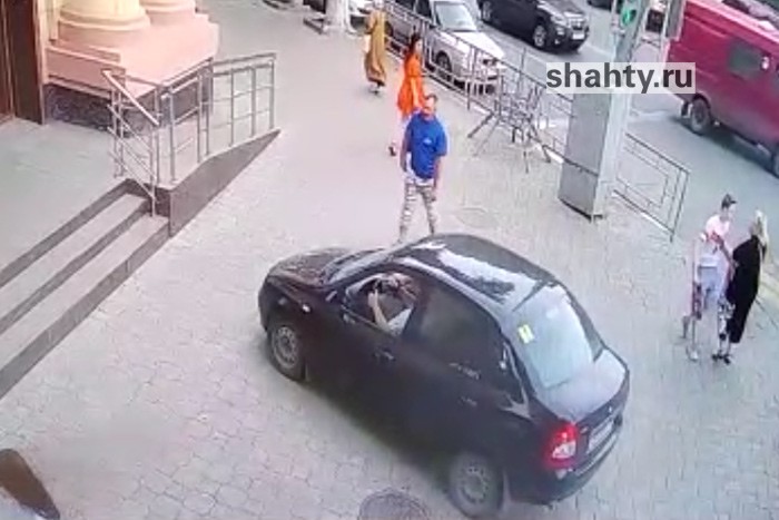 В Шахтах машина залетела на тротуар перед ЦУМом после ДТП на перекрестке: видео