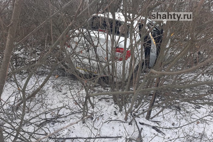 Брошенное такси неподалеку от дороги Шахты — Раздорская разбирают неизвестные