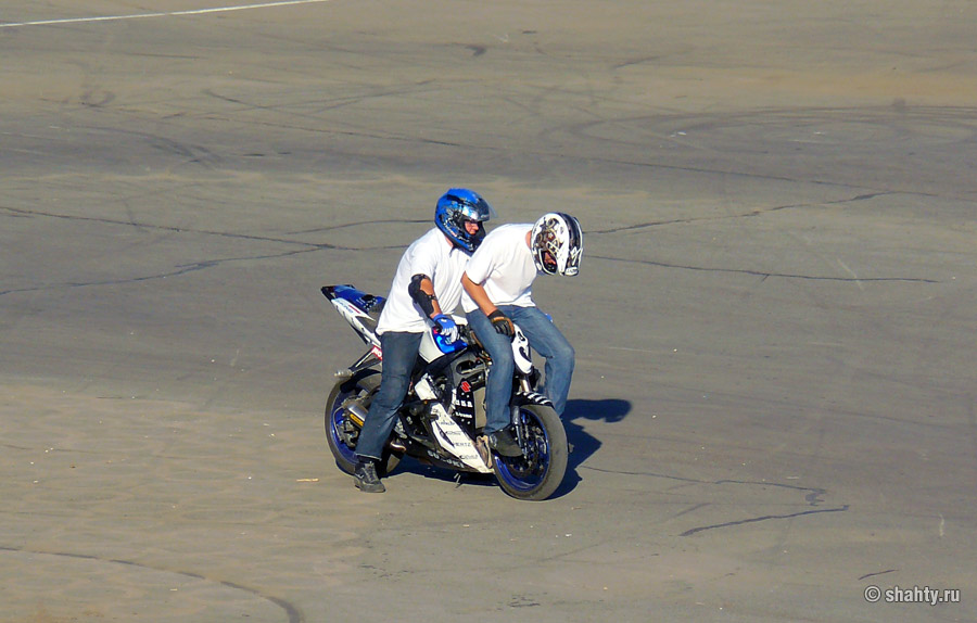 Каскадерско-трюковая езда на мотоциклах в г. Шахты на стадионе "Патриот"