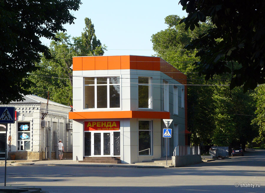 Здание на перекрестке улиц Ленина и Пушкина в г. Шахты