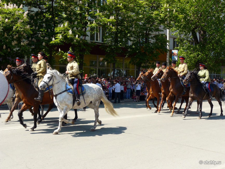 Парад в городе Шахты ко Дню Победы