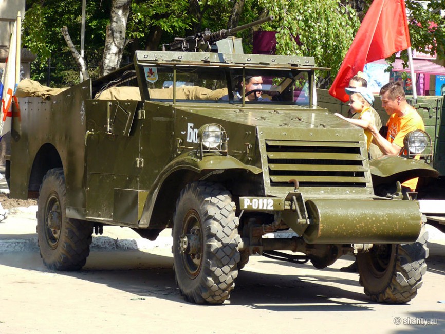 Боевая машина "Скаут" 5 мая 2012 г. в г. Шахты - Шахты
