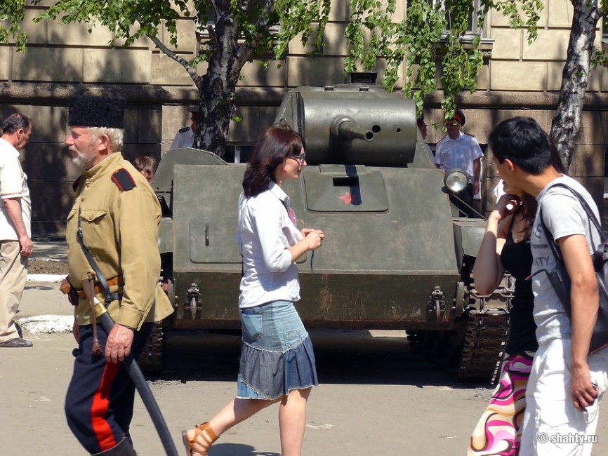 Военная техника 5 мая 2012 г. в г. Шахты, танк Т-70 - Шахты