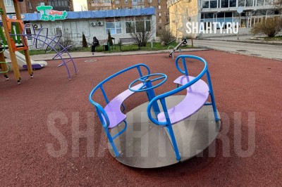В Шахтах сломали новейшую карусель в центре города