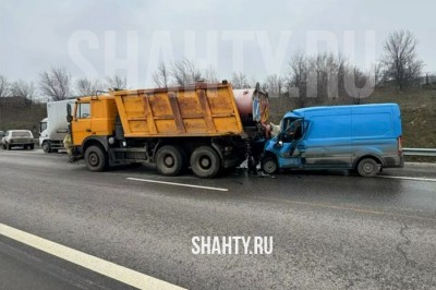 Погиб водитель Ford Transit на трассе в Ростовской области