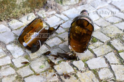Женщину ударили бутылкой по голове и отобрали сумку с деньгами