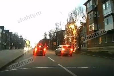 Видео: в Шахтах шквалистый ветер оборвал провода и повалил деревья