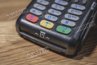 21-летний парень нашел в Шахтах карту и пошел по магазинам