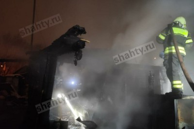 В Шахтах сгорел блок гаражей
