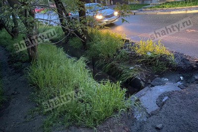 Утонула женщина в водостоке в Ростовской области, не заметив, что тротуар обрывается