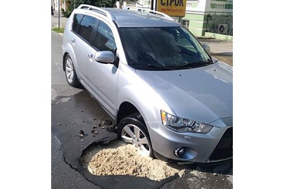 Mitsubishi провалился в яму напротив администрации в центре Таганрога
